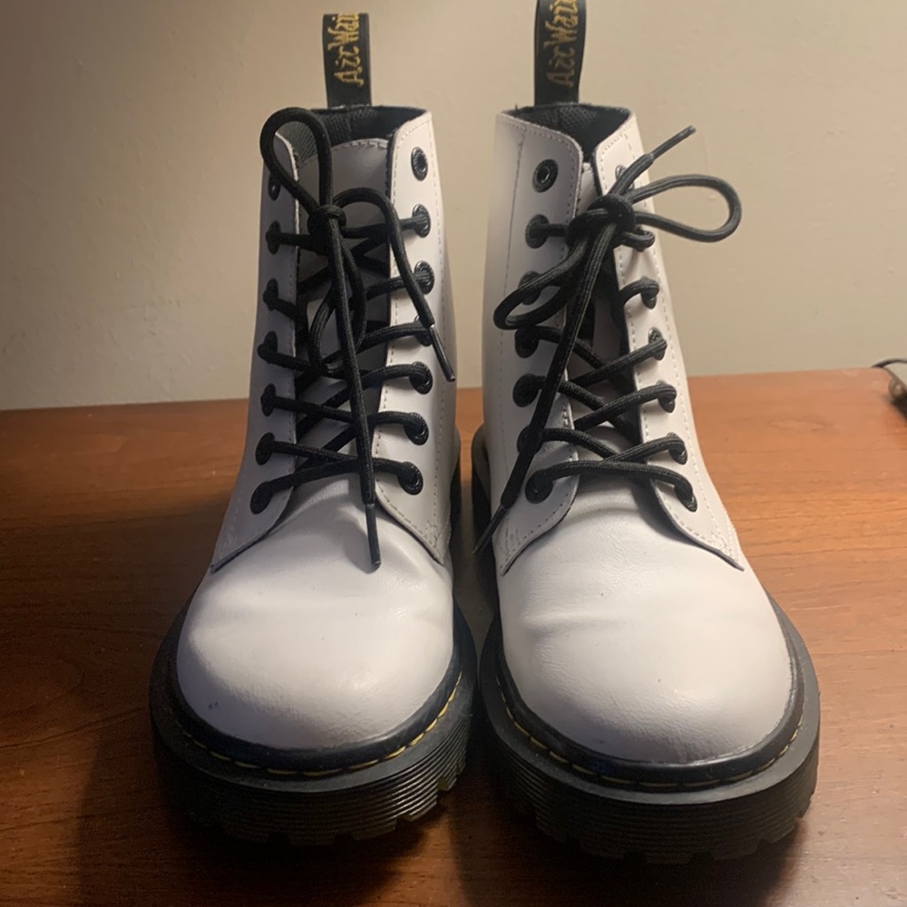 Dr Martens White boots size 7 US 38EU In great used condition!